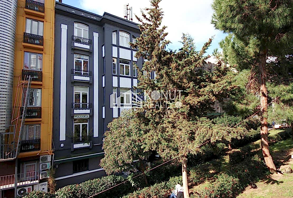 Gümüşsuyu Taksim'e Çok Yakın 700m2.Komple Satılık