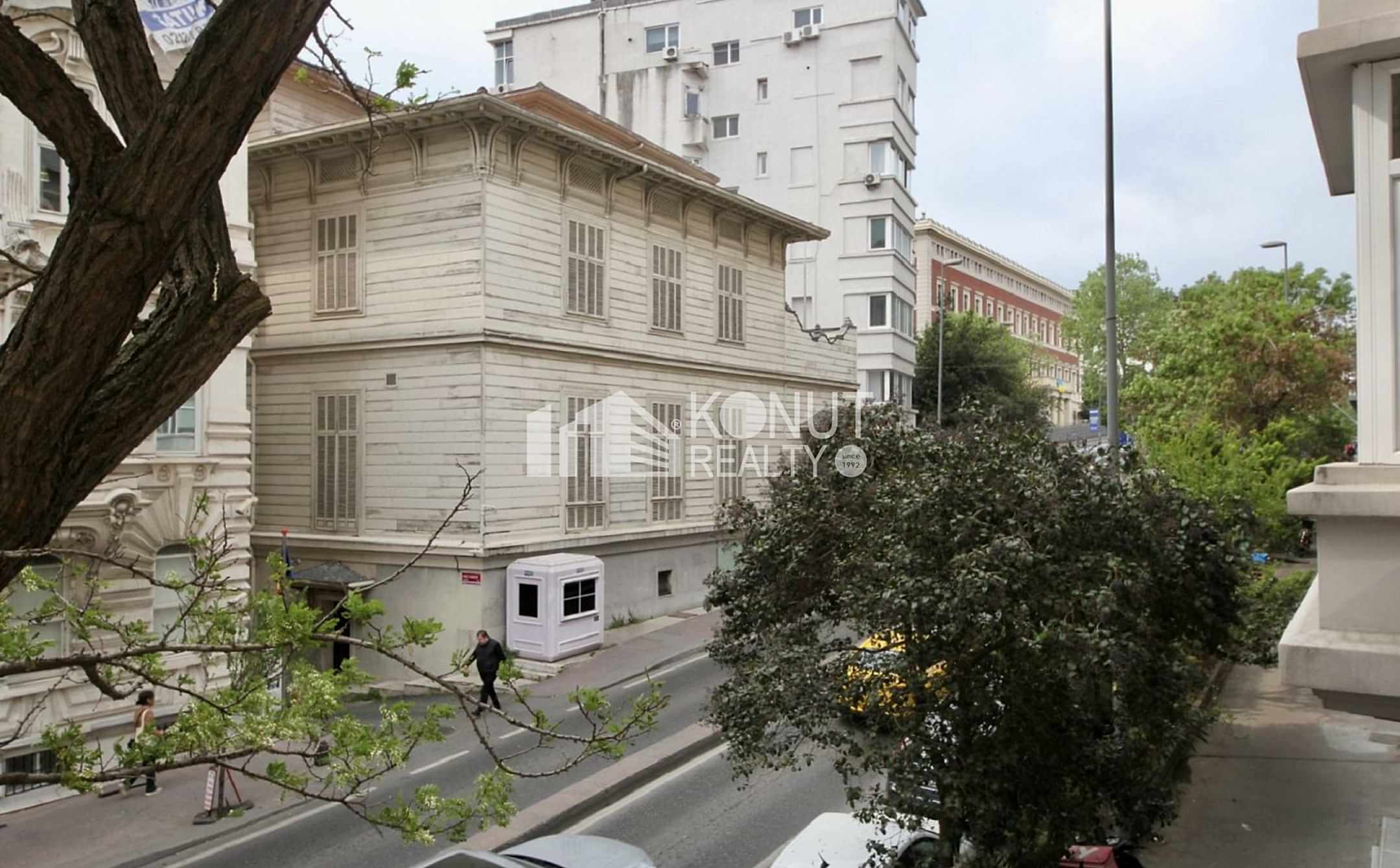 Gümüşsuyu'nda Tarihi Binada Bakımlı Satılık Daire