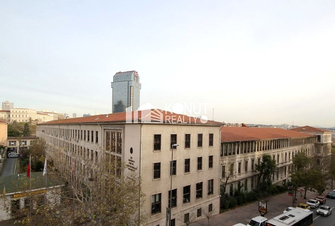 Gümüşsuyu Caddede Garajlı 550m² Kdv'li Garajlı