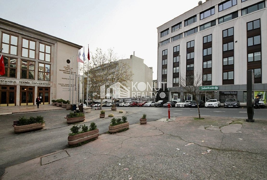 Gümüşsuyu Caddede Garajlı 235m² Kdv'li Ofis