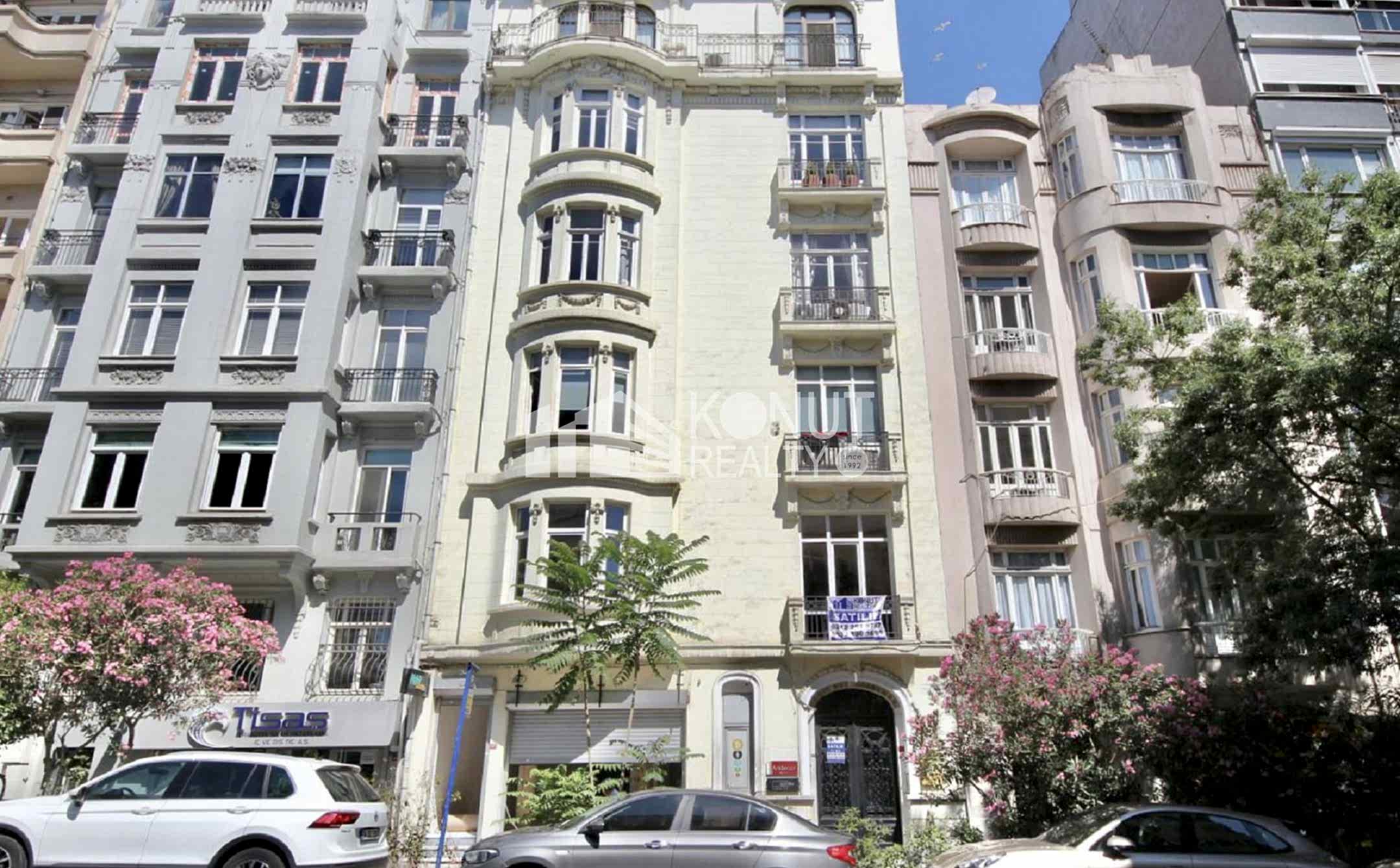 Gümüşsuyu'nda Tarihi Binada 190 m² Satılık Daire