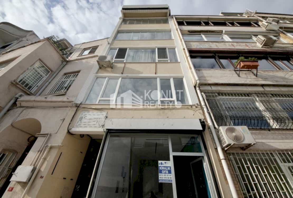 Kabataş'ta Manzaralı 1+1 Depolu Kiralık Dükkan