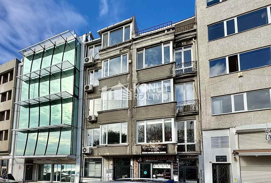 Kabataş'ta Eşsiz Konumda Boğaz Manzaralı Satılık Bina